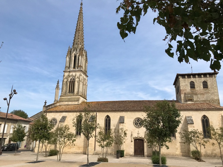 De hoge kerktoren van Coutras